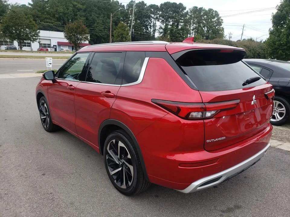 2022 Mitsubishi Outlander - Image 4 of 9