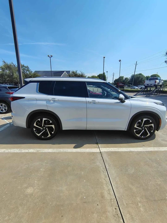 2022 Mitsubishi Outlander - Image 3 of 8