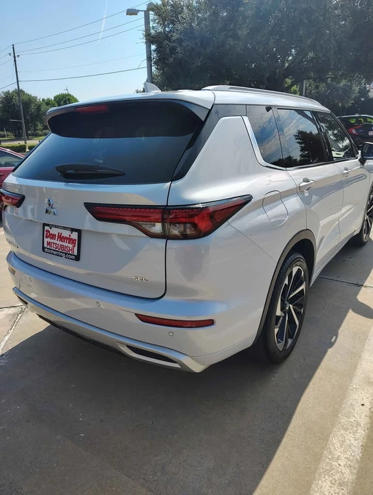 2022 Mitsubishi Outlander - Image 4 of 8
