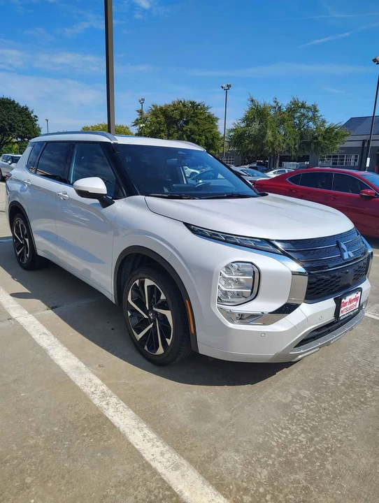 2022 Mitsubishi Outlander - Image 2 of 8