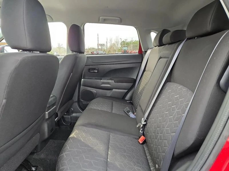 2022 Mitsubishi Outlander - Image 10 of 12