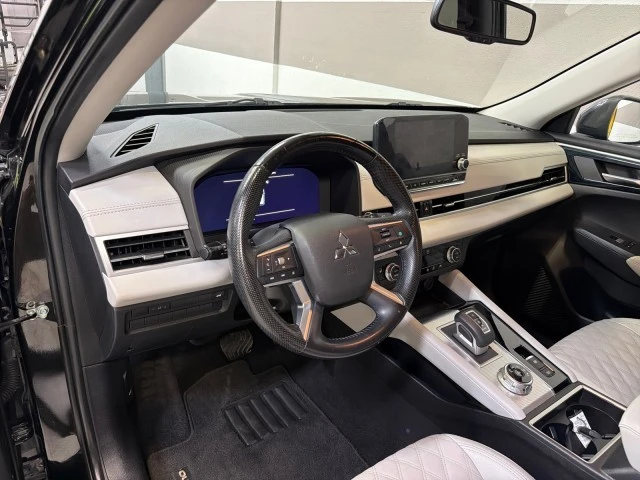 2022 Mitsubishi Outlander - Image 13 of 24