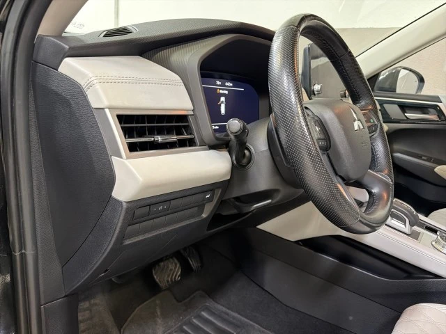 2022 Mitsubishi Outlander - Image 15 of 24