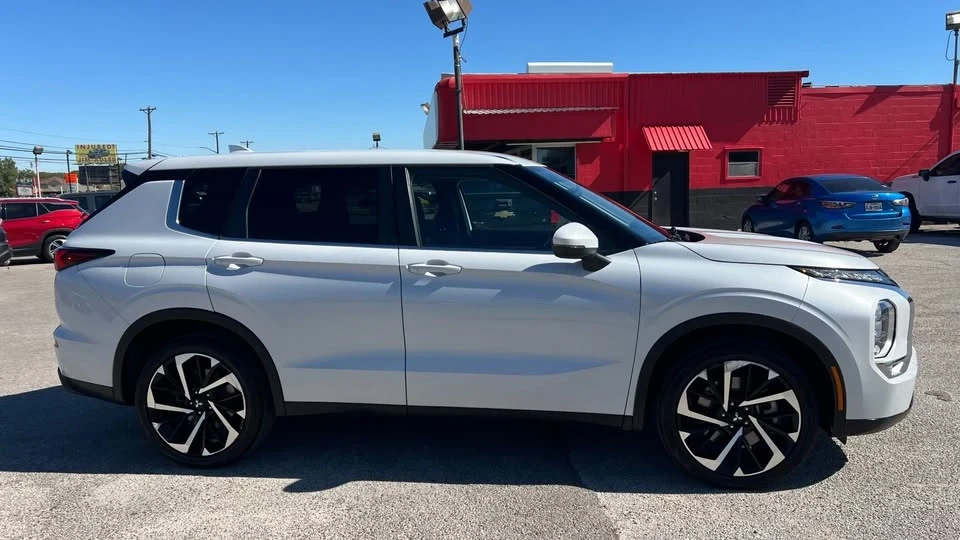 2022 Mitsubishi Outlander - Image 7 of 7