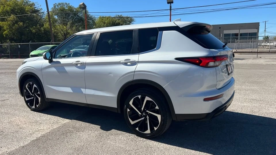 2022 Mitsubishi Outlander - Image 4 of 7