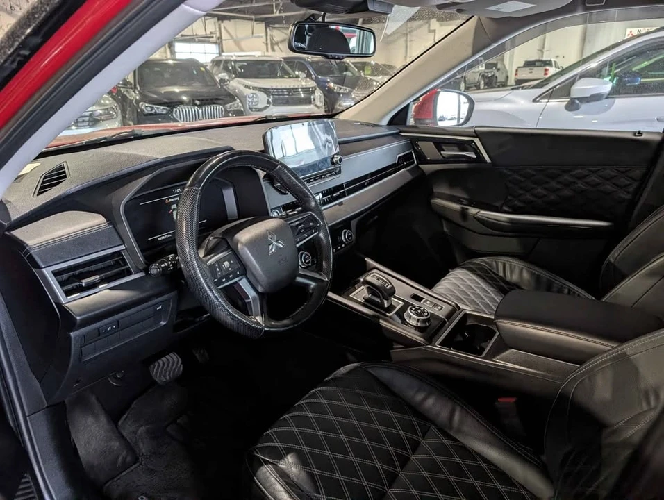 2022 Mitsubishi Outlander - Image 4 of 9