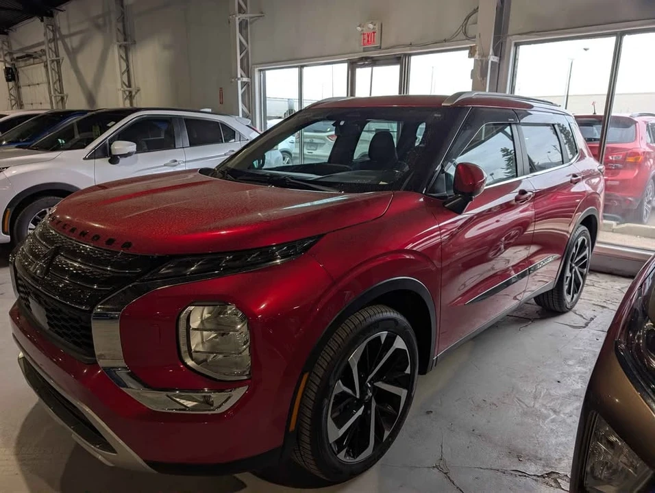2022 Mitsubishi Outlander - Image 3 of 9
