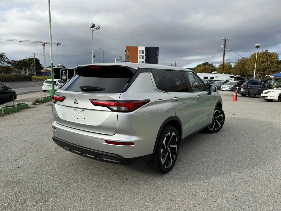 2022 Mitsubishi Outlander - Image 3 of 7