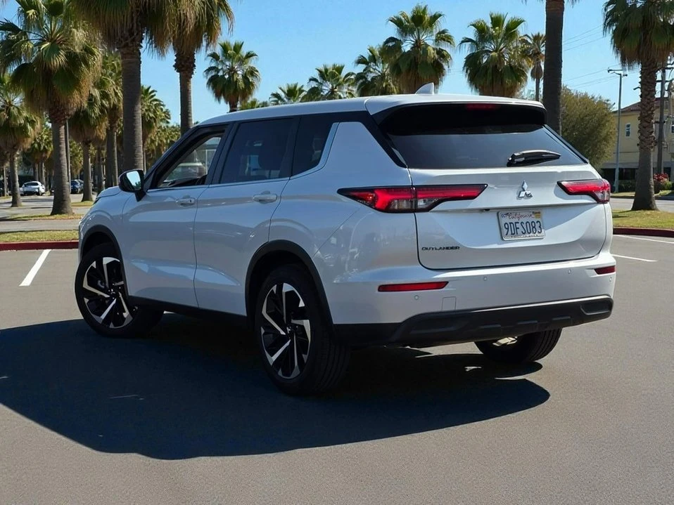 2022 Mitsubishi Outlander - Image 2 of 11