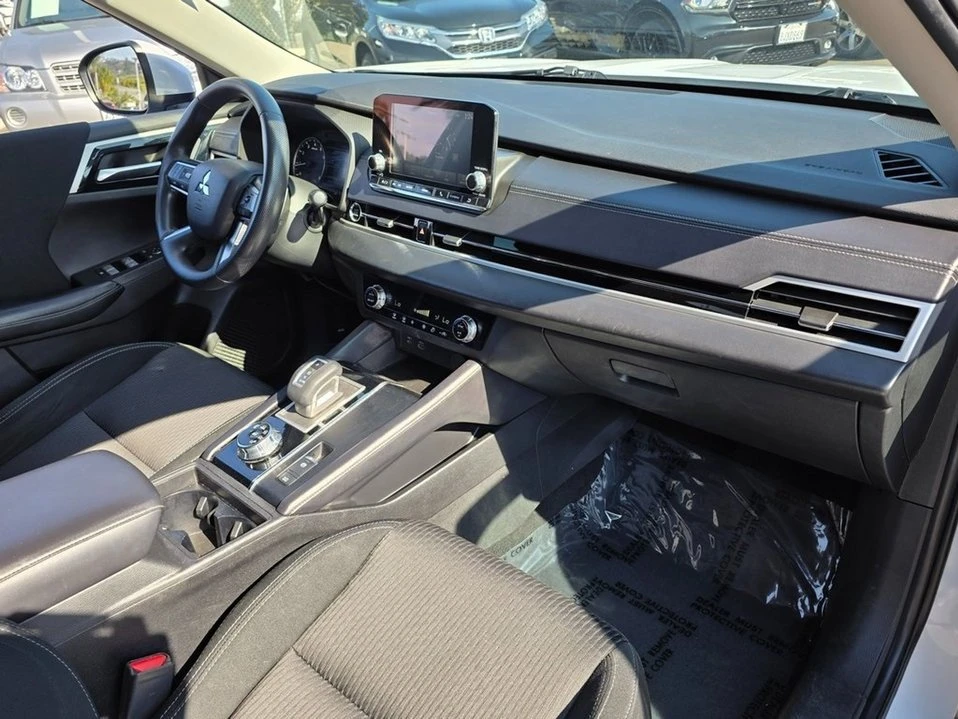 2022 Mitsubishi Outlander - Image 4 of 11