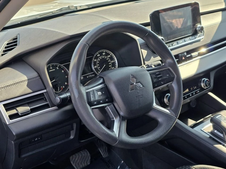 2022 Mitsubishi Outlander - Image 5 of 11
