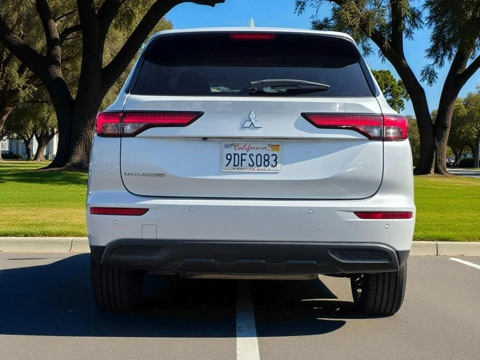 2022 Mitsubishi Outlander - Image 3 of 11