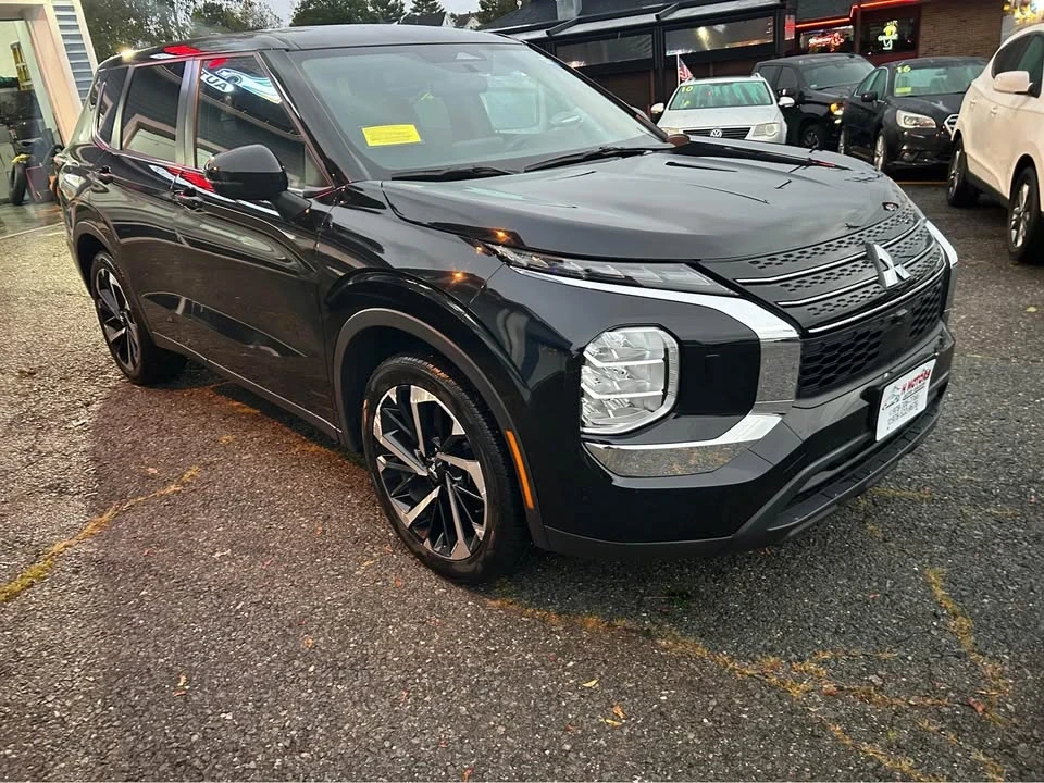 2022 Mitsubishi Outlander - Image 2 of 11