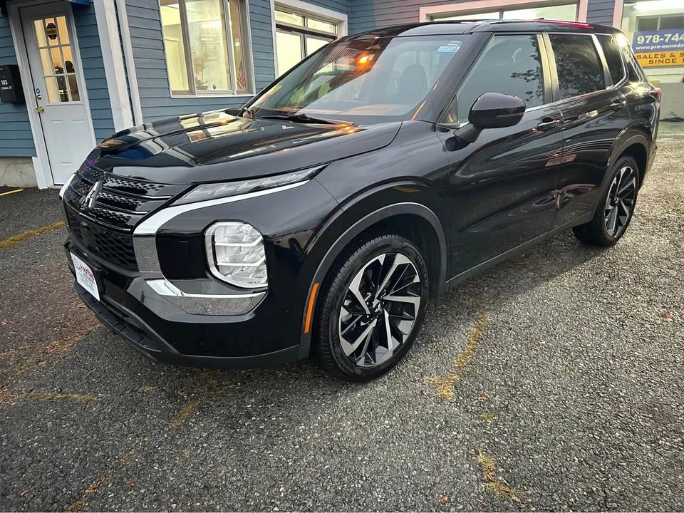 2022 Mitsubishi Outlander - Image 3 of 16