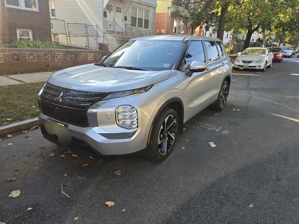 2022 Mitsubishi Outlander - Image 2 of 17