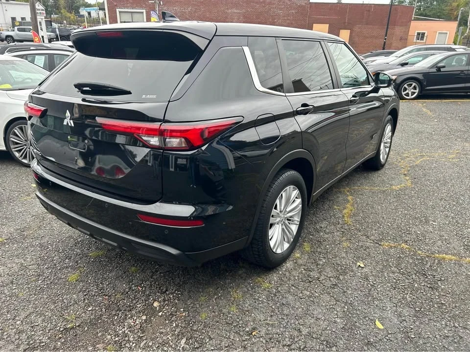 2022 Mitsubishi Outlander - Image 6 of 16