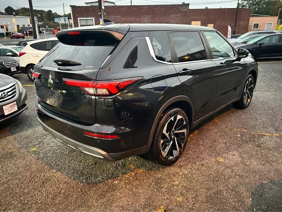 2022 Mitsubishi Outlander - Image 4 of 11