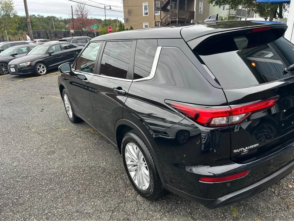 2022 Mitsubishi Outlander - Image 5 of 16