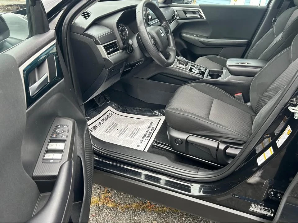 2022 Mitsubishi Outlander - Image 8 of 16