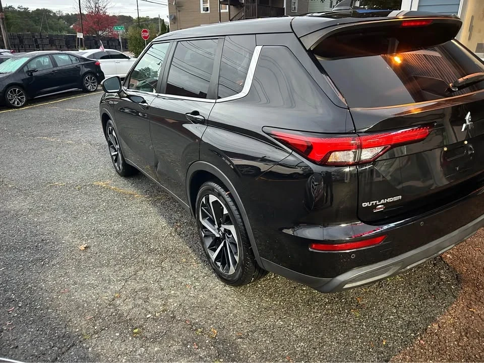 2022 Mitsubishi Outlander - Image 7 of 16