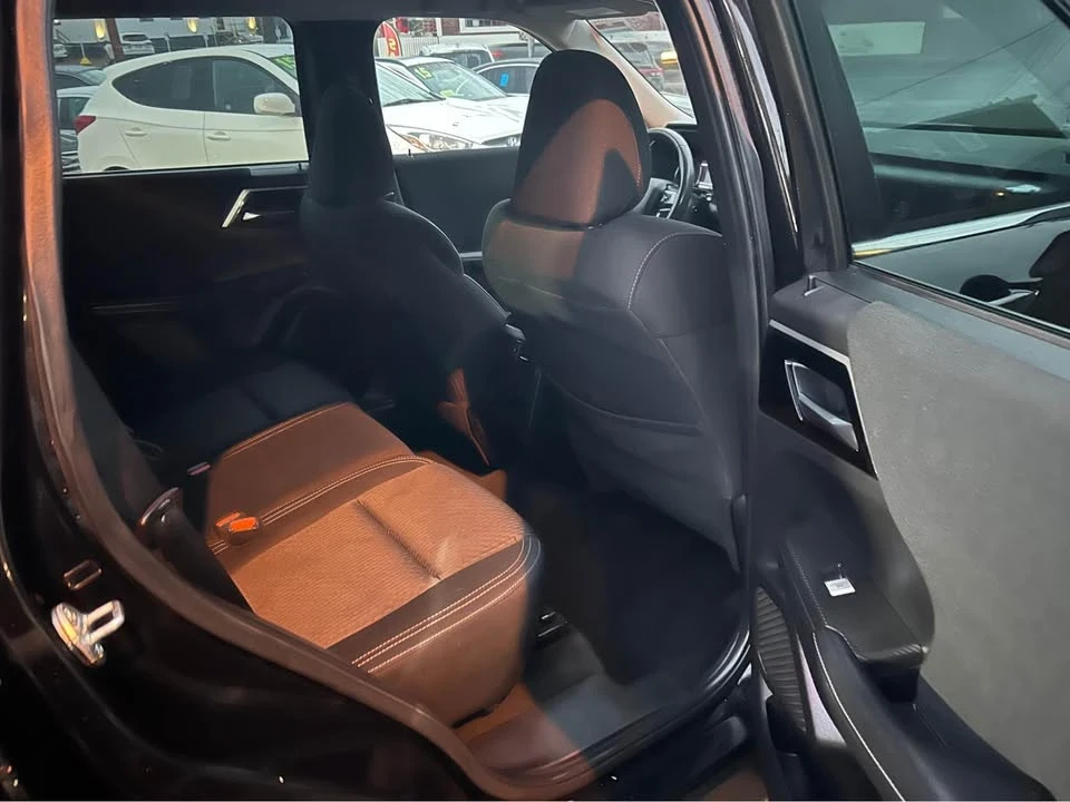 2022 Mitsubishi Outlander - Image 8 of 11