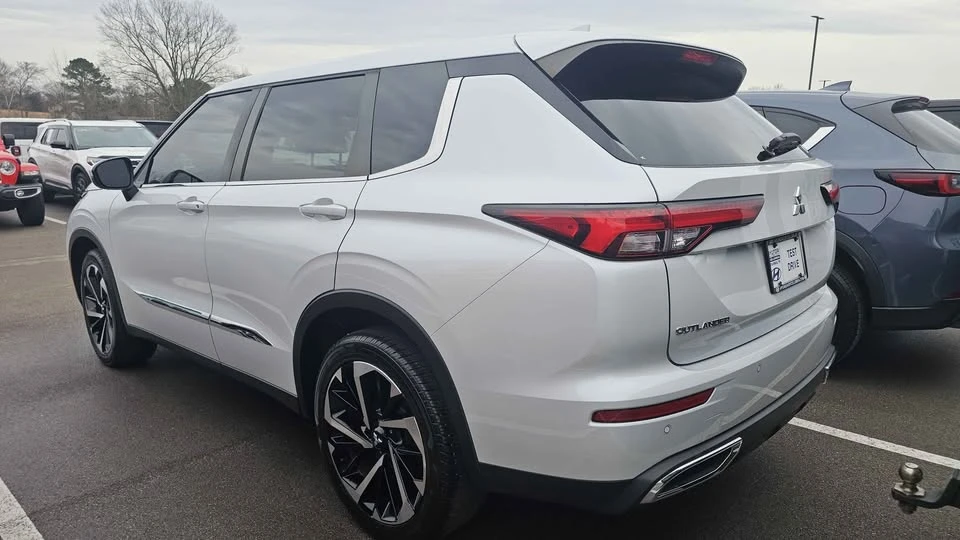 2022 Mitsubishi Outlander - Image 4 of 12