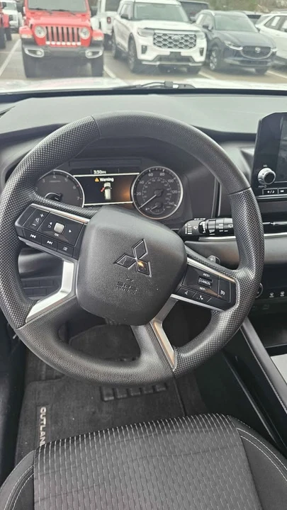 2022 Mitsubishi Outlander - Image 11 of 12