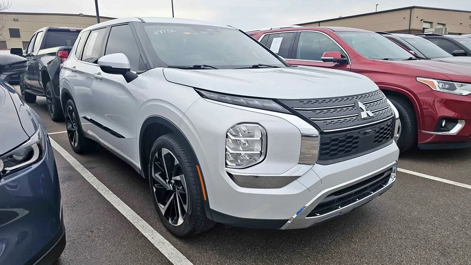 2022 Mitsubishi Outlander - Image 2 of 12