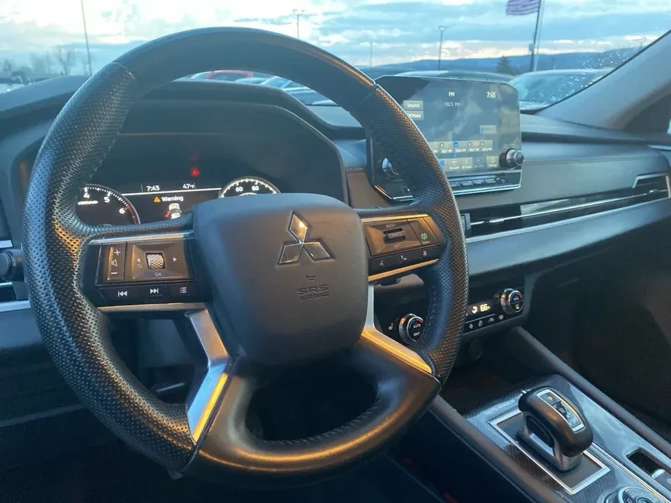 2022 Mitsubishi Outlander - Image 8 of 13