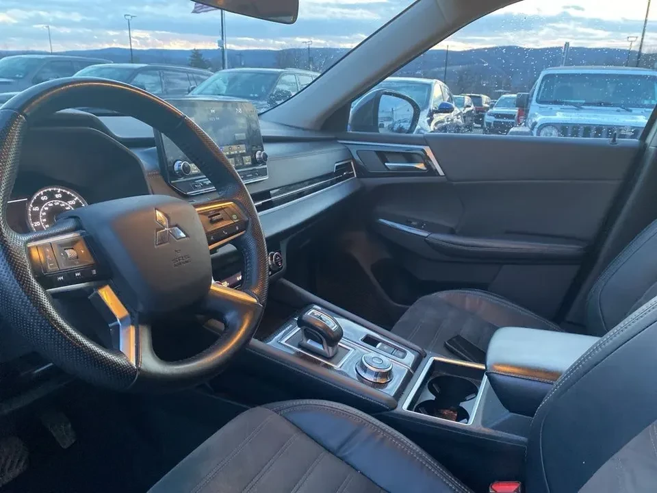 2022 Mitsubishi Outlander - Image 7 of 13