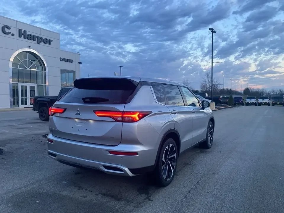 2022 Mitsubishi Outlander - Image 2 of 13