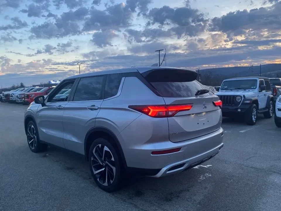 2022 Mitsubishi Outlander - Image 4 of 13
