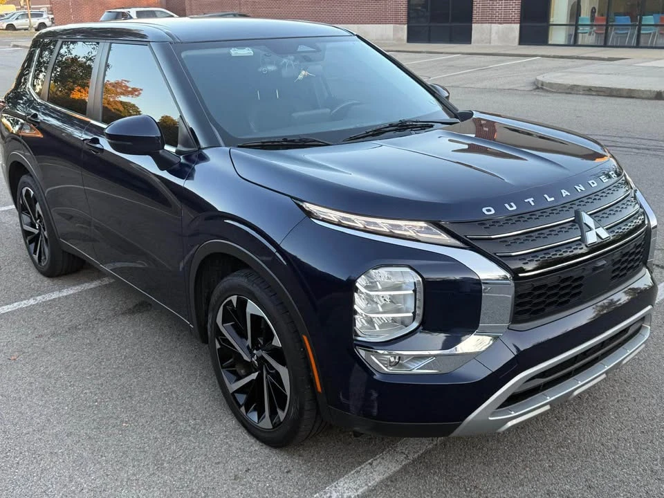 2022 Mitsubishi Outlander - Image 3 of 15