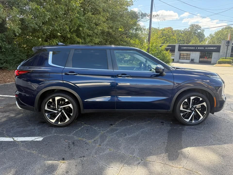 2022 Mitsubishi Outlander - Image 7 of 16