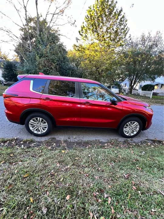 2022 Mitsubishi Outlander - Image 4 of 11