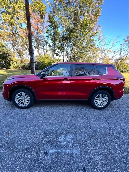 2022 Mitsubishi Outlander - Image 2 of 11