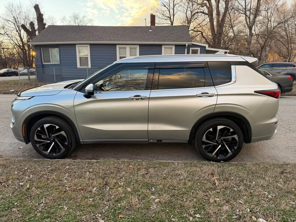 2022 Mitsubishi Outlander - Image 3 of 20