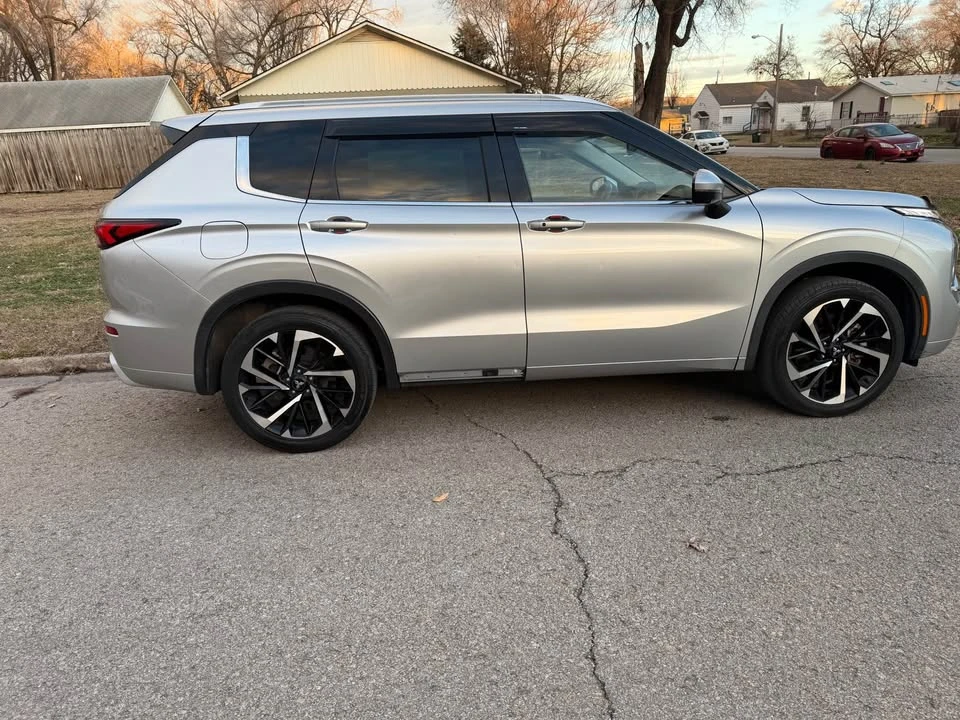 2022 Mitsubishi Outlander - Image 7 of 20