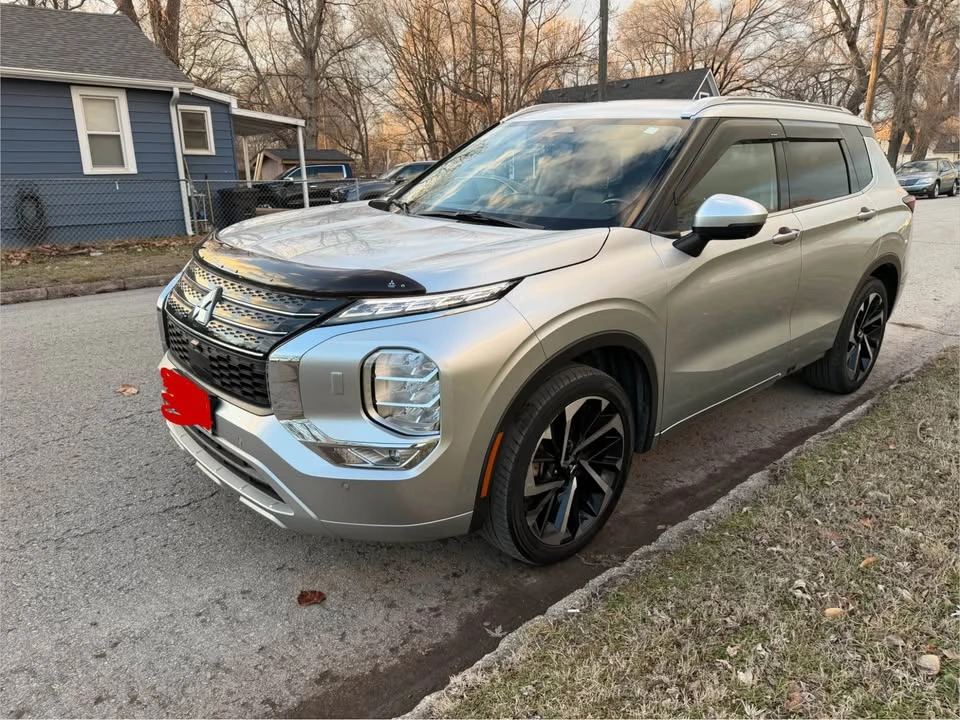 2022 Mitsubishi Outlander - Image 2 of 20