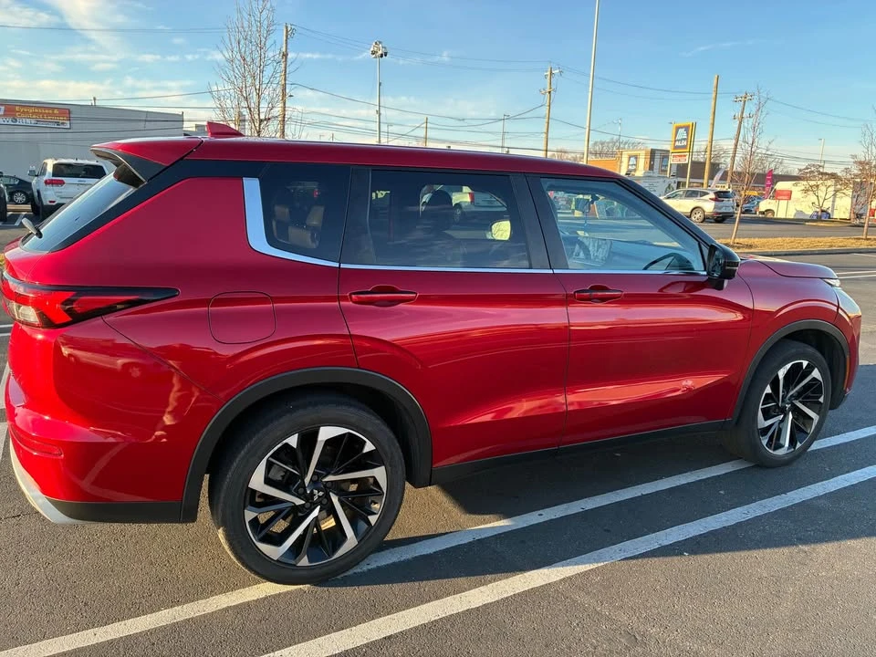 2022 Mitsubishi Outlander - Image 2 of 8