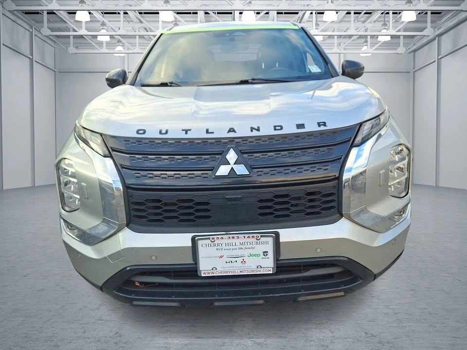 2022 Mitsubishi Outlander - Image 2 of 4