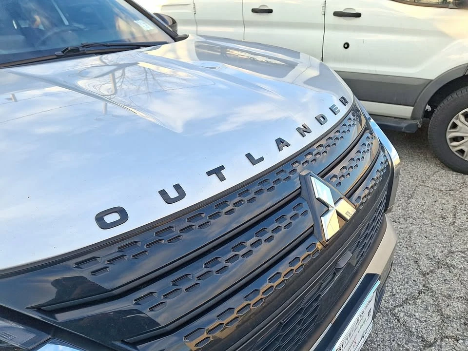 2022 Mitsubishi Outlander - Image 4 of 4