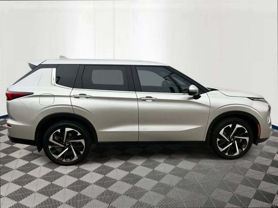 2022 Mitsubishi Outlander - Image 5 of 18
