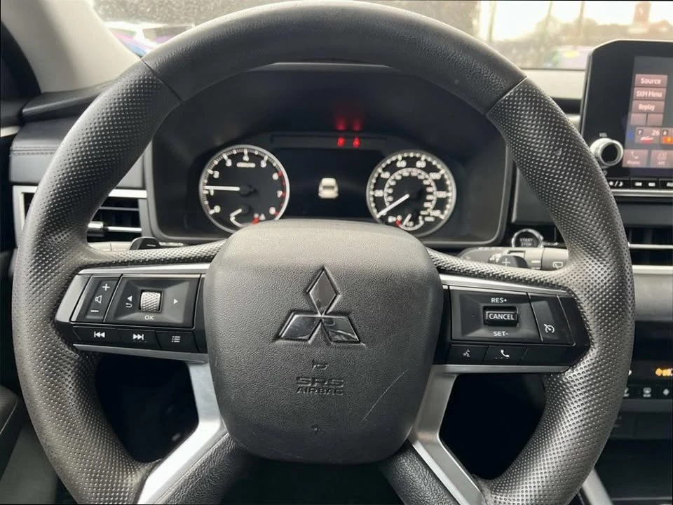 2022 Mitsubishi Outlander - Image 13 of 18