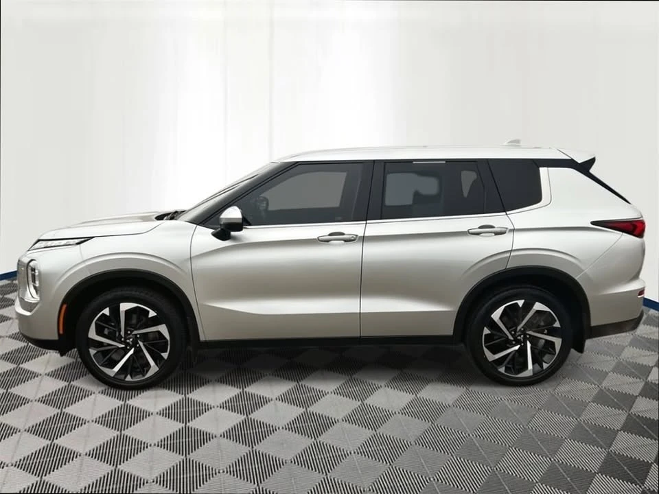 2022 Mitsubishi Outlander - Image 2 of 18