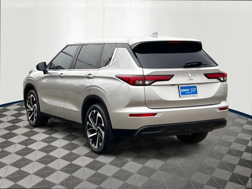 2022 Mitsubishi Outlander - Image 4 of 18