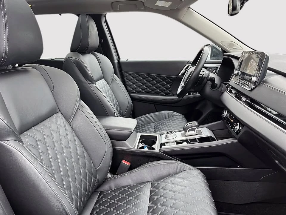 2022 Mitsubishi Outlander - Image 12 of 17
