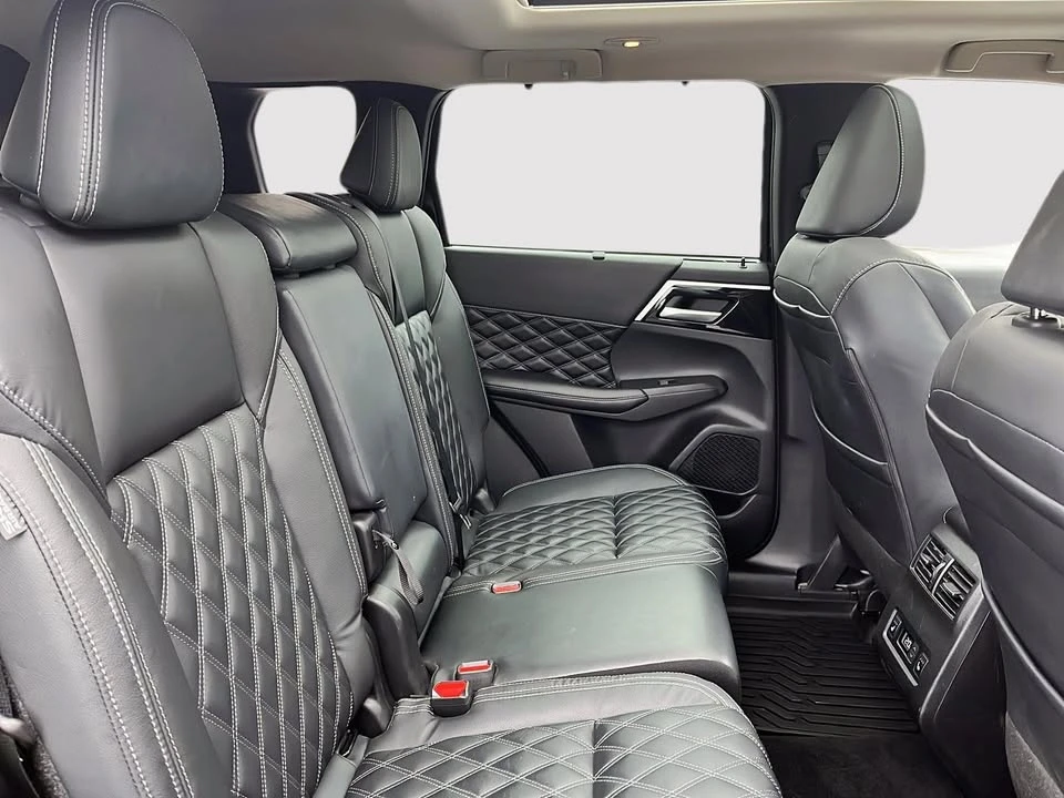 2022 Mitsubishi Outlander - Image 13 of 17
