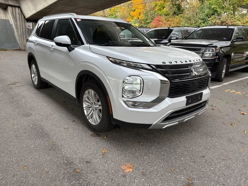 2022 Mitsubishi Outlander - Image 3 of 16