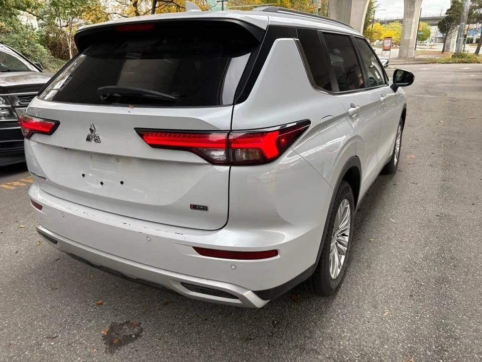 2022 Mitsubishi Outlander - Image 16 of 16